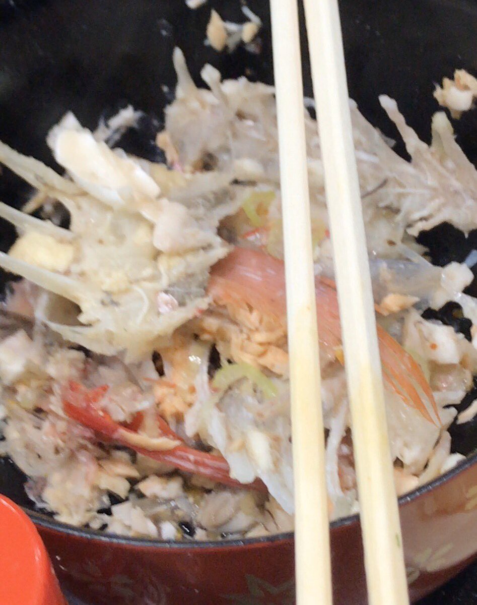 かんながらたまちはえませ ここの回転寿司のあら汁は2種類の魚が入ってる 白身系と赤身系 見た目は映えないインスタ萎えだけど 匂わせ 味噌汁 ご自愛スープ