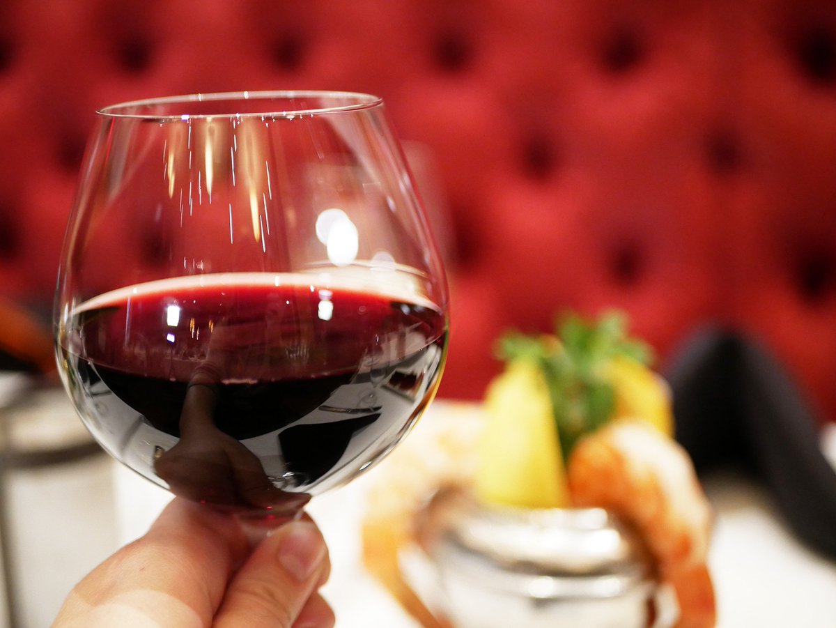 Give the gift of a ★★★★★ 5-Star Steakhouse this holiday season &amp; take advantage of our Holiday Bonus Offer... Get a FREE bonus $25 Gift Certificate with the purchase of a $100 Gift Certificate 😍🎄