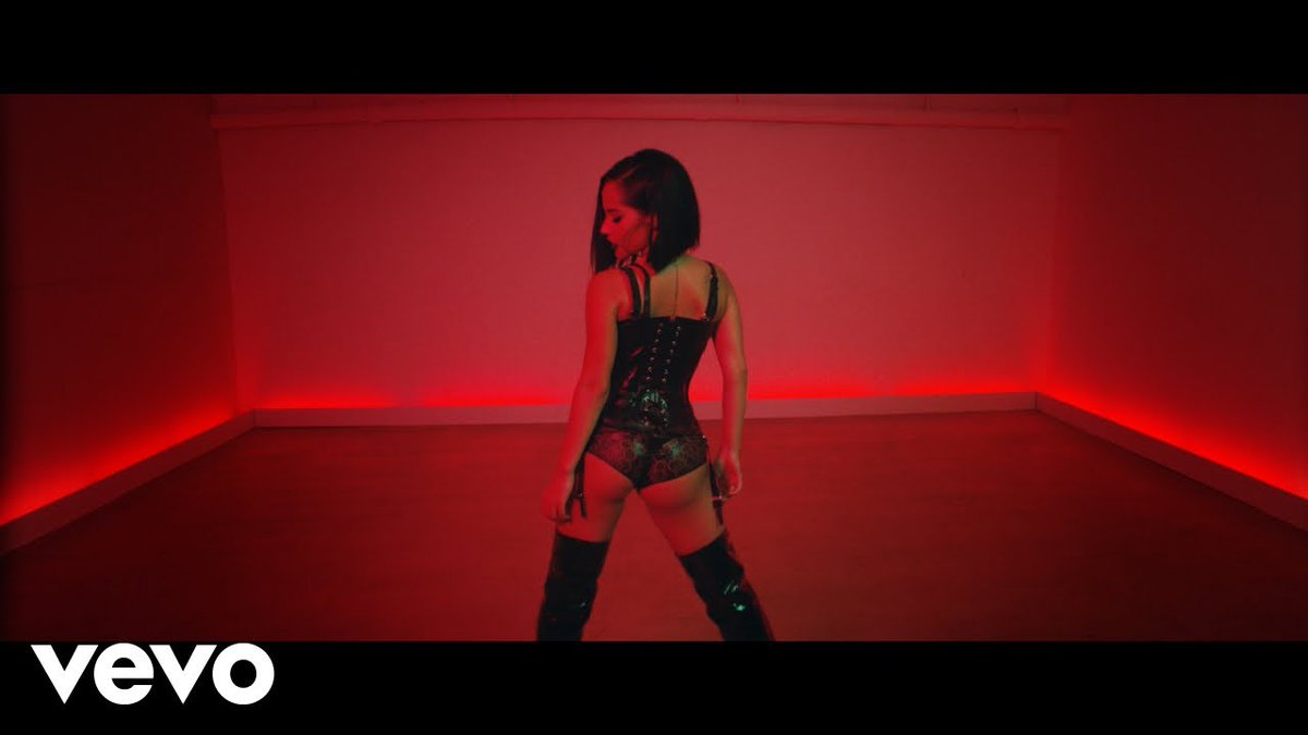 ¡Que comience la fiesta! Dale play a #MalaSanta de <a href="/iambeckyg/">Becky G</a> y entra en calor. 🔥💪 smarturl.it/MalaSantaAlbum…