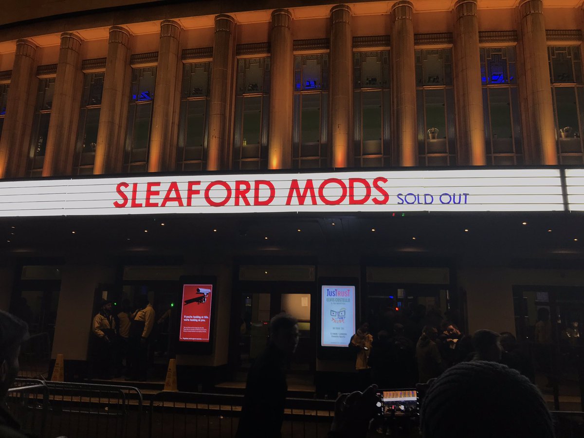 RADIOHEA_D's tweet photo. Sleaford Mods smashing up Hammersmith Apollo in the best way possible, absolutely unreal ❤️ @sleafordmods https://t.co/gg4pnUW1an