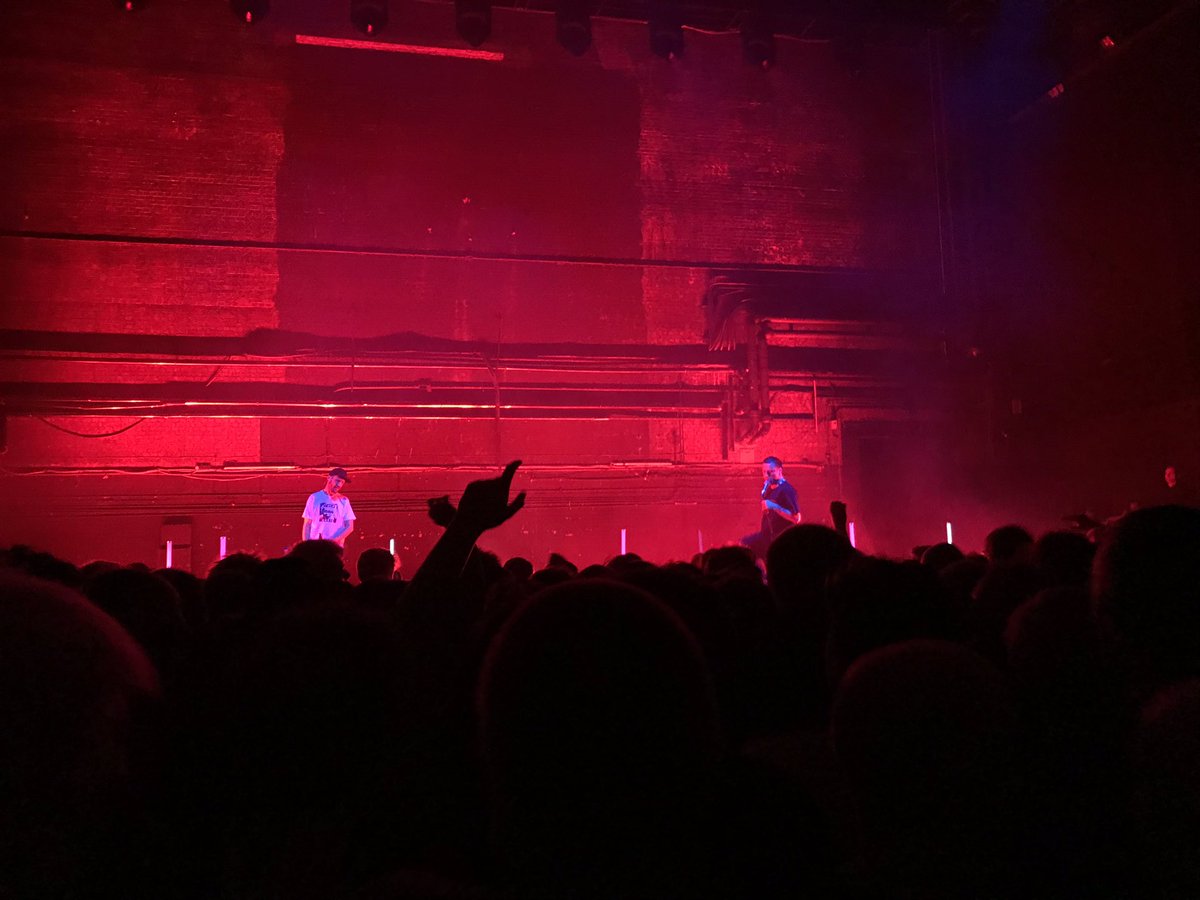 RADIOHEA_D's tweet photo. Sleaford Mods smashing up Hammersmith Apollo in the best way possible, absolutely unreal ❤️ @sleafordmods https://t.co/gg4pnUW1an