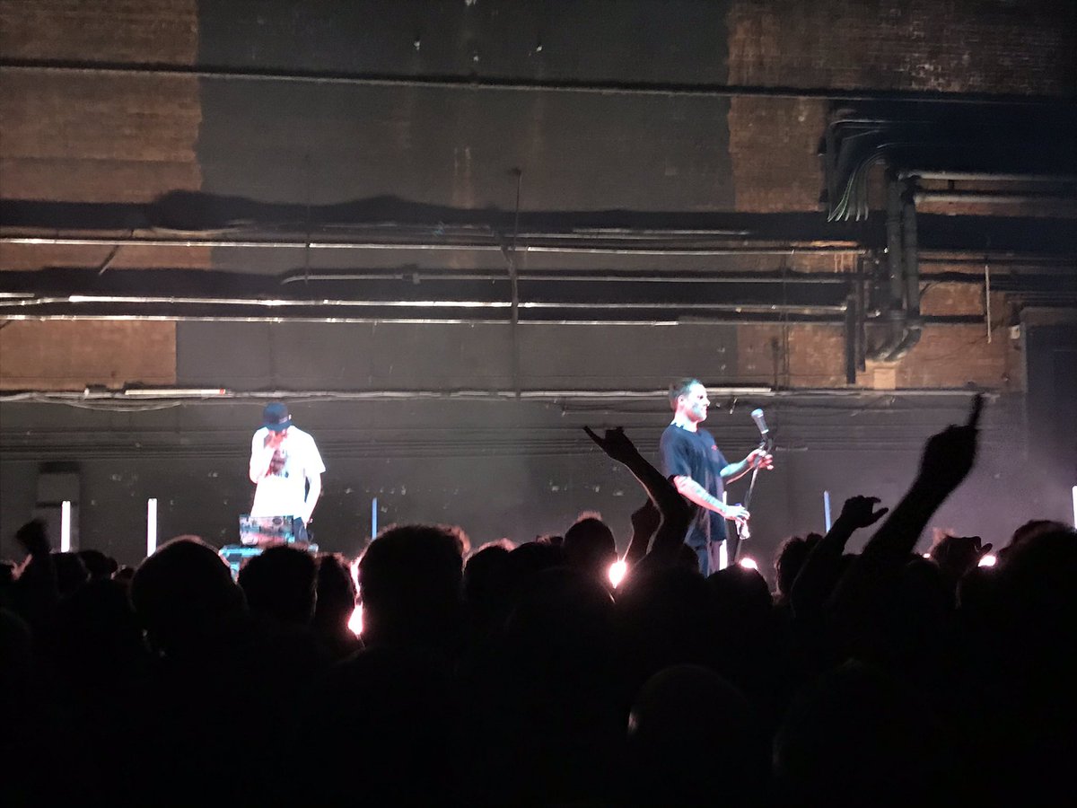 RADIOHEA_D's tweet photo. Sleaford Mods smashing up Hammersmith Apollo in the best way possible, absolutely unreal ❤️ @sleafordmods https://t.co/gg4pnUW1an