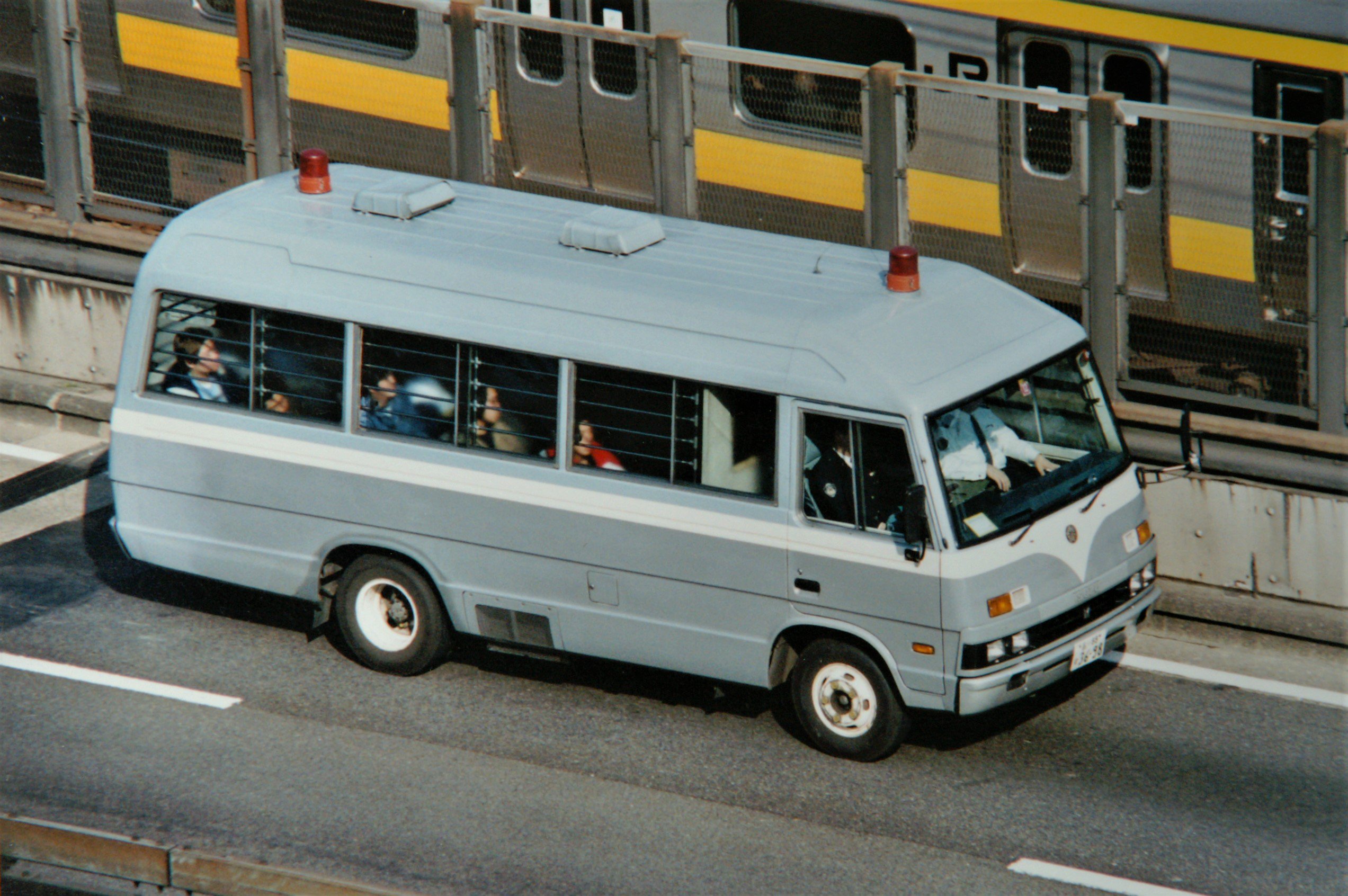 暁 サワー Kirokugakari28 このカラーのいすゞジャーニー護送車は 他の大型輸送車等がグレーから現行塗色に更新されていく中で比較的最後まで生き残っていましたね ツイートされている写真でも 同時期に撮った中で唯一現役時の姿というところにそれが