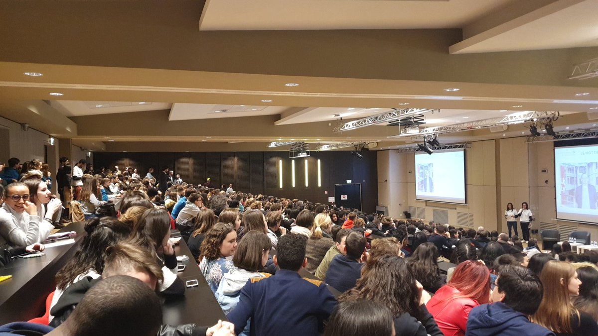 AnthonyFradet's tweet photo. Grosse ambiance en séance plénière des Entretiens de l'Excellence à Lyon à @ucly Plus de 600 lycéens rencontrent des professionnels pour penser leur avenir cc @Les_EE #EELyon2019 https://t.co/JfXygnw1GE