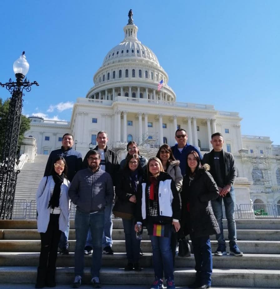 El es Artemio Lara de <a href="/ITTijuana/">ITTijuana</a> y visita 🇺🇸 por 3 semanas como parte del programa "#100KstrongAmericas: Expandiendo el intercambio académico". Artemio fue seleccionado por <a href="/ConsuladoUSATJ/">U.S. Consulate Tijuana</a> para ser parte de <a href="/StateIVLP/">IVLP</a> 🇲🇽🤝🇺🇸. Y nos comparte esta foto con Mike Pence VP 🇺🇸
