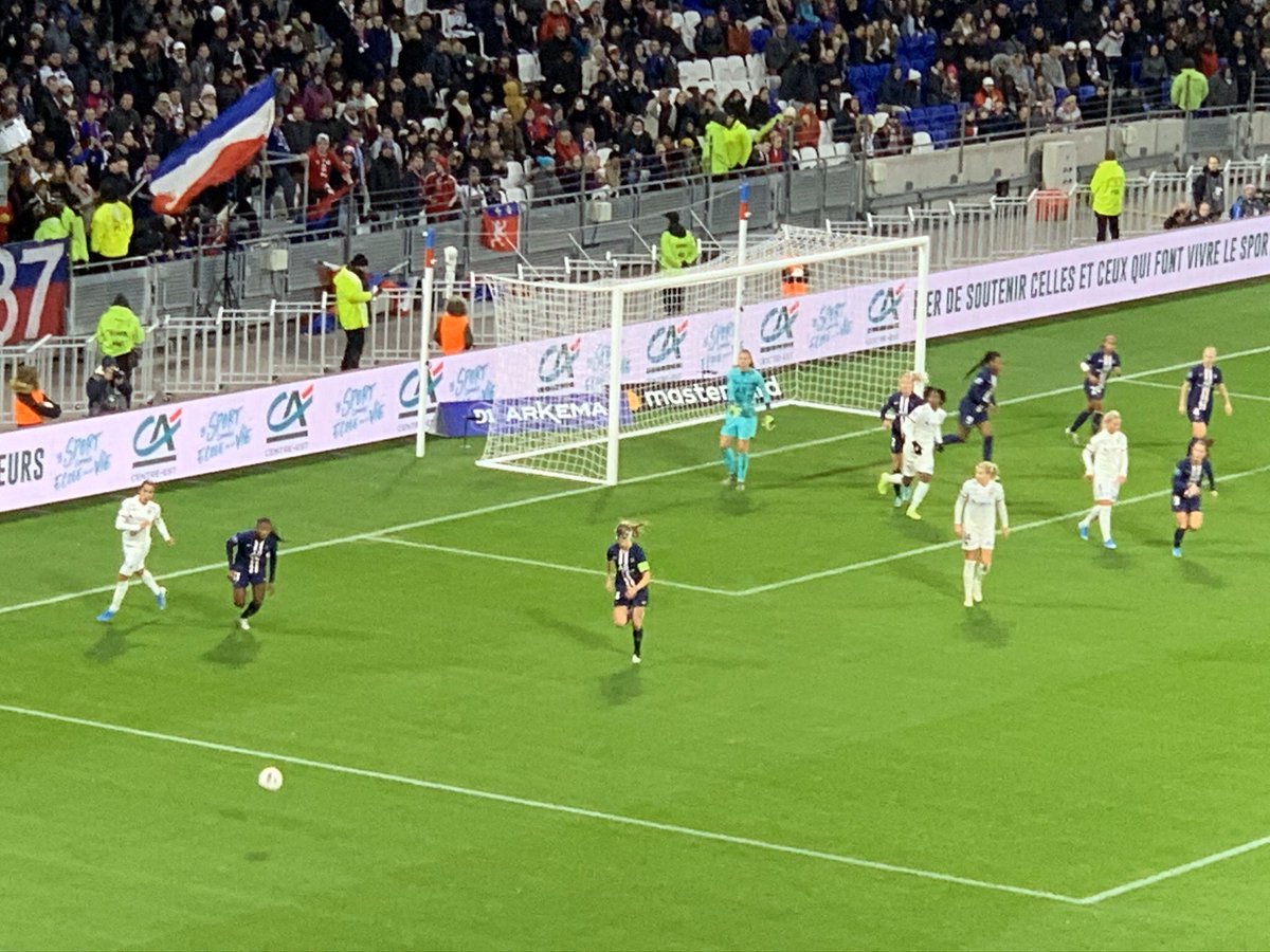 Fier partenaire de l’ <a href="/OLfeminin/">meg</a> et des belles valeurs que les joueuses incarnent. Magnifiques ambassadrices du « sport école de la vie » #sportecoledevie 
⚽️<a href="/OLfeminin/">meg</a> - <a href="/PSG_Feminines/">PSG Féminines</a> 
#sport #creditagricole #football #feminin #valeurs