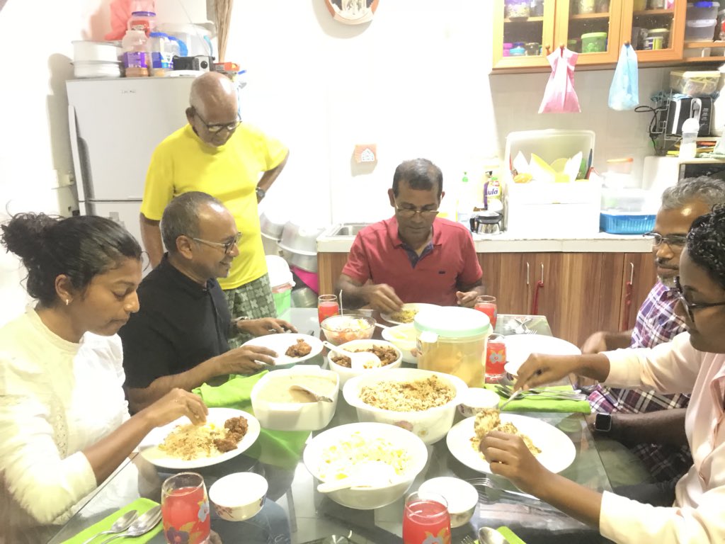 Minivan Kamah Kuri Dhaturu 6 Aharu Kureege Hadhaanthakaa Eku, Miyadhu Mi Minivan Kan Libunee <a href="/MohamedNasheed/">Mohamed Nasheed</a> Kurehvvi Buramashehkathun. Miyadhu Migothah Vaguthu Libumakee Libunu Varah Bodu Ufaleh #JazeeraaRaajje