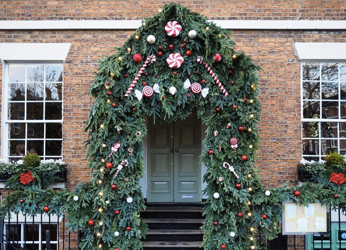 This might be the most Christmassy entrance we’ve ever seen. Boss work as always <a href="/60HopeSt/">60 Hope Street</a> and <a href="/Dutchflowershop/">Dutch Flower Shop</a> 🎄