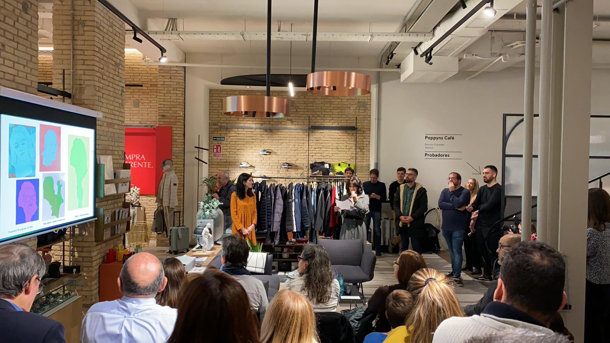 Anna Ruiz, continua amb la seua originalitat llegint una poesia sobre l&#39;eufòria, el lema de la falla gran de &lt;a href=&#34;/FallaLepanto/&#34;&gt;Falla Lepanto&lt;/a&gt; #falles #falla #innovafalles #fallesIE #falles2020 #fallas2020 #falles20 #fallas20 &lt;a href=&#34;/Poppyns_Store/&#34;&gt;poppyns_store&lt;/a&gt;