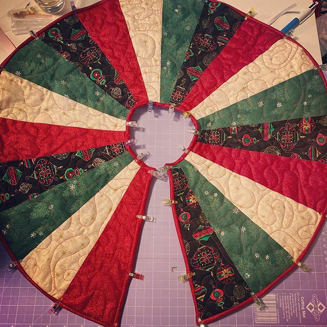 whirlsie's tweet photo. Will finish the bias binding in the morning, but it’s pretty much done! #handmadechristmas #handmadechristmasdecorations #sewersofinstagram #treeskirt https://t.co/ZZUHV8I3Wr