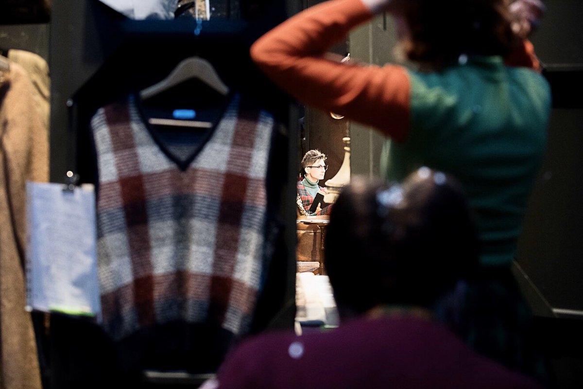 Brice Hillairet sous le regard de Christelle Reboul et Sylviane Goudal des coulisses dans #LaSouricière d’#AgathaChristie.
-
Du mardi au samedi à 21h et les dimanches à 15h30
-
🎟 bit.ly/MenezLenquete
-
📷 @francoisfonty 
-
#MenezLenquete #GardezleSecret  #lapepinieretheatre