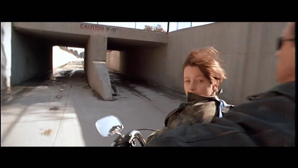 タイプ あ る ジョン コナーのバイクを追いかける大型トラックが橋脚に激突して大破 炎上するシーンは ロケ現場となった高架道の安全性を損なわないようにするため 美術スタッフが作ったニセの橋脚を設置して撮影したらしい つまり 実際の現場に橋脚