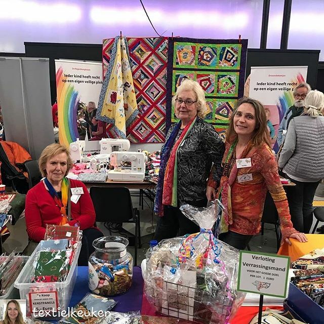 Credit to @textielkeuken -  Vandaag bij het Textielfestival in de Brabanthallen in Den Bosch heb ik deze heldinnen ontmoet. 💖

Zij maken droomdekens voor kinderen die ziek, ‘n beperking of een andere serieuze uitdaging hebben. 🍀

De regenboogboom is … ift.tt/2NTmEug