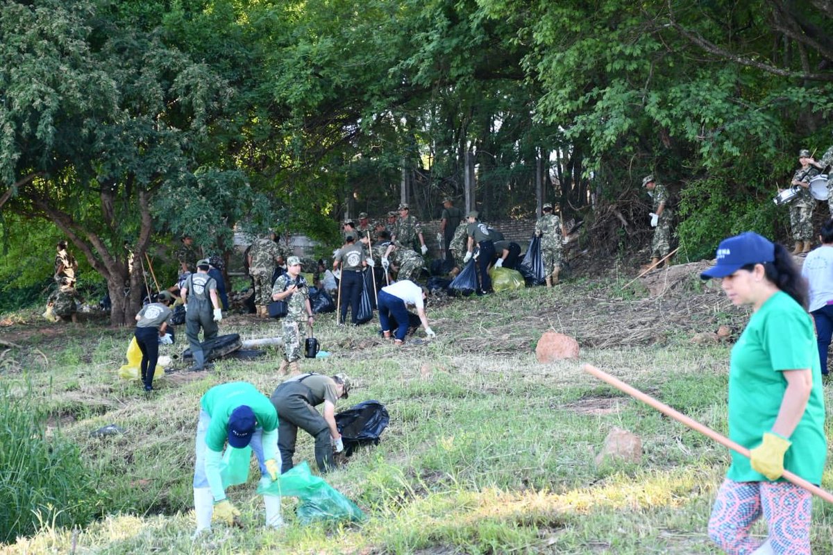 arieloviedo's tweet photo. Limpieza de la Bahía del Río Paraguay en San Antonio, #YoLimpioPy y #Revivepy con apoyo de entes públicos, empresas privadas y la Reserva Militar por esta causa a favor del medioambiente y los cauces hídricos #MADES @FoodsAthena @Cavialpa @capaco_oficial @PNUDPARAGUAY https://t.co/HuHaQfHJhb