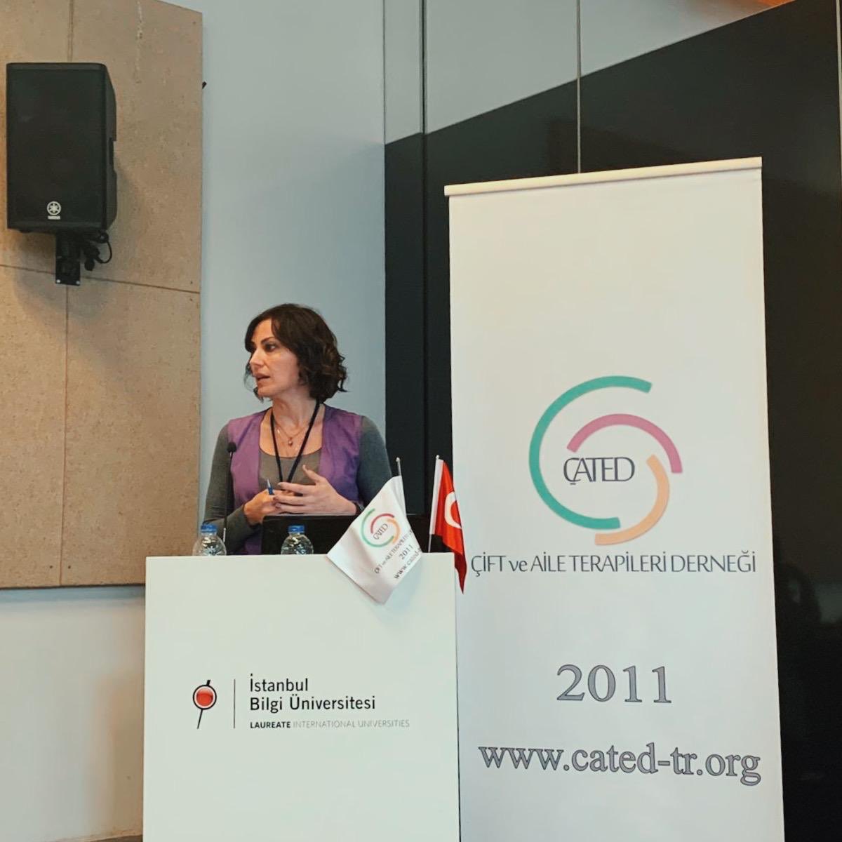 CatedDernek's tweet photo. Klinik Psikolog, Çift ve Aile Terapisti Gülenbaht Şentürk: "İnsan yapısı yıkıcılığı yapıcılıktanndaha tanıdık buluyor. Yıkıcılığın terapi esnasında işlenmesi ve fark edilmesi gerekli."
#catedsempozyum2019 #Cated #Catedsempozyum #psikoloji https://t.co/rkLi1Uaj57