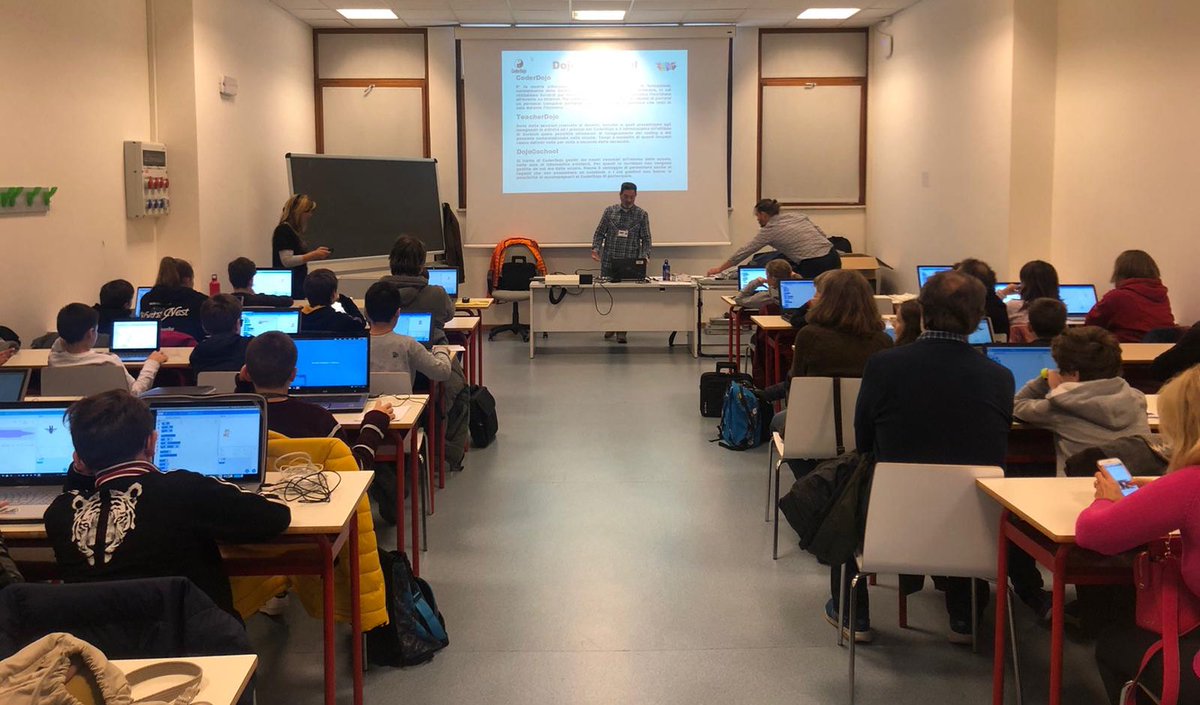 CoderdojoFVG's tweet image. Tutti attentissimi questi ninja! 
#CoderDojo a @Udine3D Forum