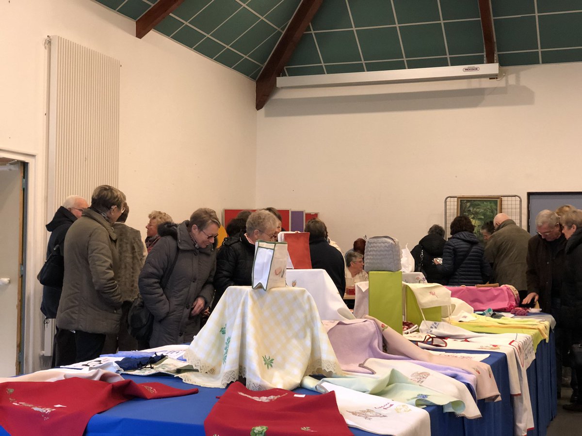 sebastienfagnen's tweet image. Le CORA et le collectif des habitants des #Vallons organisent aujourd’hui leurs marchés aux « petits cadeaux ». Le bénévolat et l’artisanat sont à l’honneur. Les associations sont l’âme de @CherbourgEnCot, un lien unique à préserver et soutenir. #Proximité