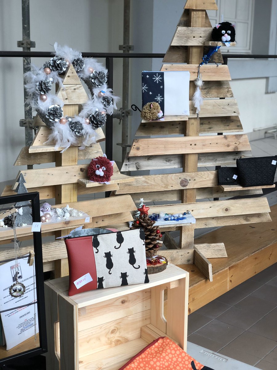 sebastienfagnen's tweet image. Le CORA et le collectif des habitants des #Vallons organisent aujourd’hui leurs marchés aux « petits cadeaux ». Le bénévolat et l’artisanat sont à l’honneur. Les associations sont l’âme de @CherbourgEnCot, un lien unique à préserver et soutenir. #Proximité