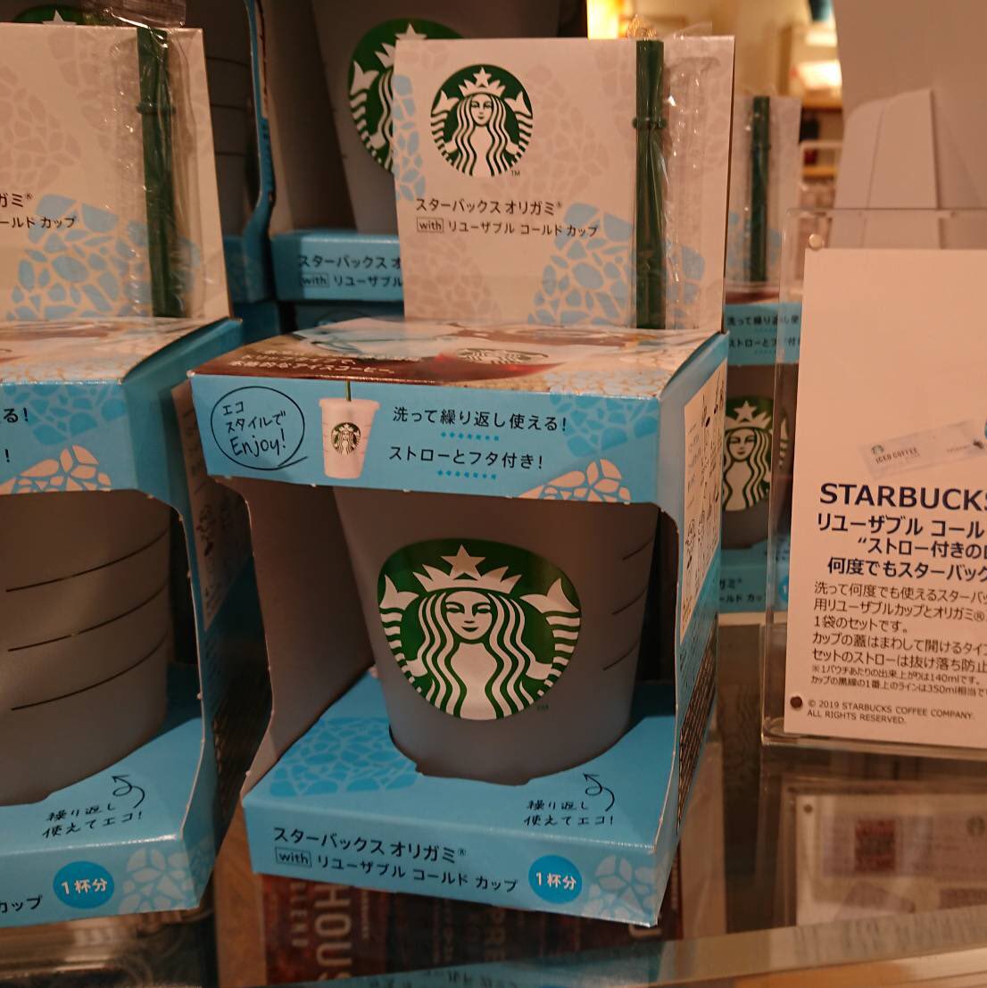 wornkamon's tweet image. พร้อมส่ง
Reusable Starbucks Cup
แถมกาแฟดริฟ 2 ซอง คือดี
แก้วร้อน 280 บาท
แก้วเย็น 350 บาท
Pre-order สินค้าญี่ปุ่น ของแท้จากช้อปญี่ปุ่น 🇯🇵🇯🇵🇯🇵💯 ราคาน่ารัก 
ได้ของแท้แน่นอน

#starbucksjapan  #starbucks2019
#brandlover #sbn #siamsquare #siamparagon #siambrandname