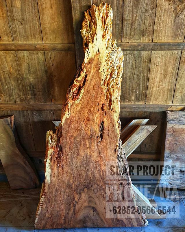 Like fire
Suar project

More info
Phone/wa +62852-8566-5544
Email nifbar.anggoro@gmail.com 
#resincraft #liveedge #writingdesk #salvaged #sycamore #ajointeffortpdx #odiesoil #lookwhatwemade #woodart #custommade #customfurniture #customdesk #funwithresin … instagram.com/p/B47Yn8JAWLM/