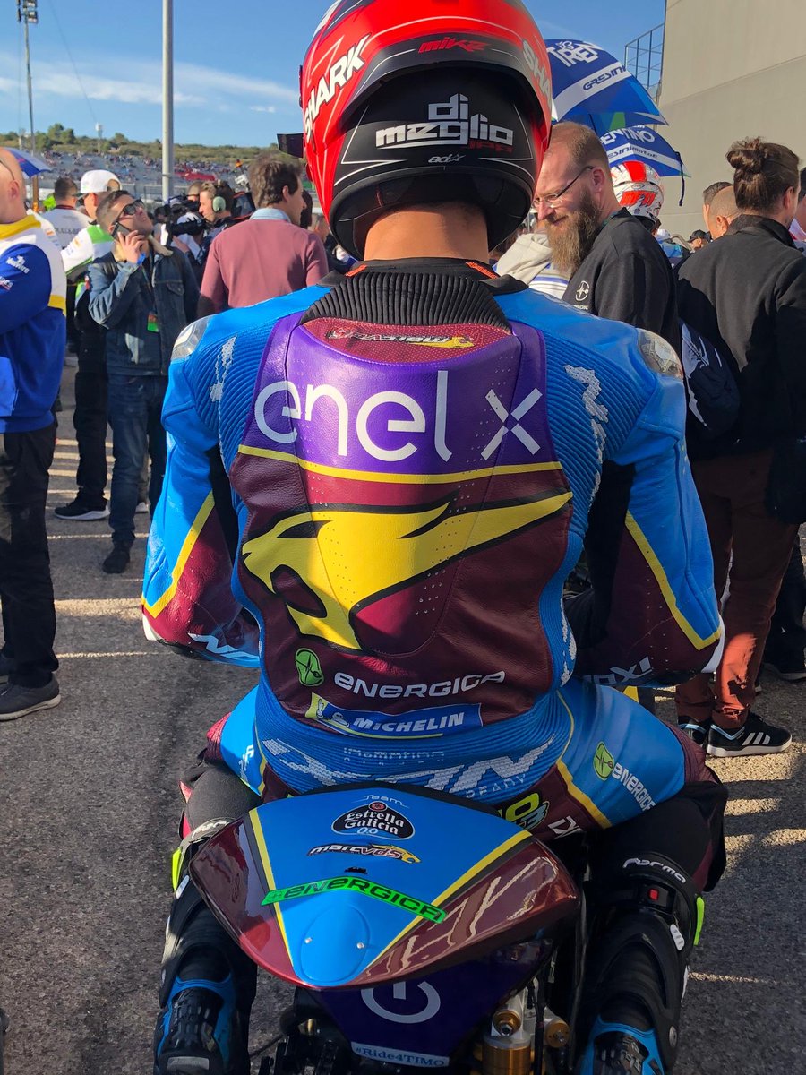 Endesa's tweet photo. Visitamos el #epaddock donde nos ha recibido @fonsi_nieto para mostrarnos las motos eléctricas y los puntos de recarga instalados por #EndesaX ⚡️🔌
¿Sabríais decirnos qué fuente de energía renovable utilizan?
#endesachallenges #EnelX #eMobility #XforSpeed #ValenciaGP https://t.co/2Nyt5ESzum