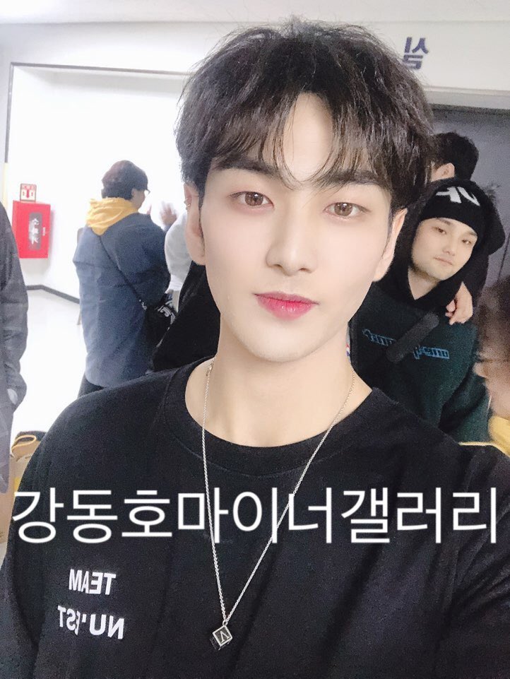 이 사진 약간 스노우 필터 쓴거 같음
진짜 잘생긴 사람이 필터 쓰면 인간계를 벗어난 외모가 되는구나
나는 스노우를 써야 인간 같아 보이는데