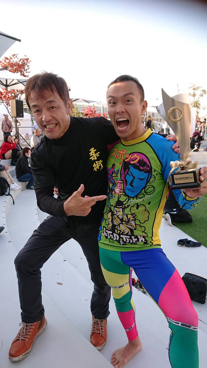 NR83258489's tweet photo. #Gradiatorcup
NRインストラクター松本さん優勝!
グラップリング初試合で優勝は素晴らしい。
上から攻める選手ばかりの中で下からの自分のスタイルを貫いて結果を出したこの男。
上からの相手に何もさせず、後半に判定のポイントを稼ぐ巧みさ。
NRのメンバーとして誇らしいぜ!
もつ彦 https://t.co/U8JbG9y7pD