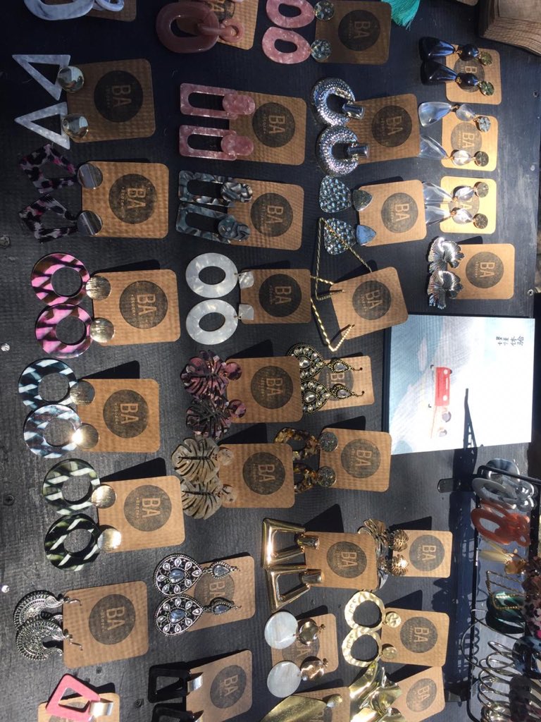 Muni_Maipu's tweet photo. Tenemos variedad de accesorios para mujer en nuestra #FeriaDeEmprendedores Están geniales los aros y scrunchies con tela reciclada elaborados por #BuenosAiresStore Paulina Donoso te invita al #CerroPrimoDeRivera https://t.co/K1Ni8ZRr4Q