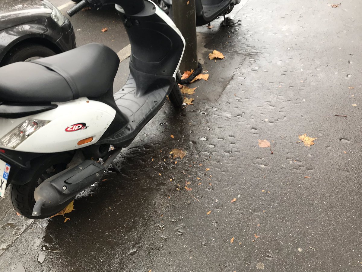 Est-ce vraiment normal ?
<a href="/TrottoirsLibres/">Association "Trottoirs Libres !"</a> #razlescoot 
Ça prend de la place, ça pollue, ça fait du bruit, ça roule sur le trottoir pour venir se garer, ça détériore le bitume et ça ne paie pas ? <a href="/pcbaguet/">PC BAGUET</a> pouvez-vous m’expliquer pourquoi on tolère ça à <a href="/Ville_BoulogneB/">Ville de Boulogne-Billancourt</a> ?