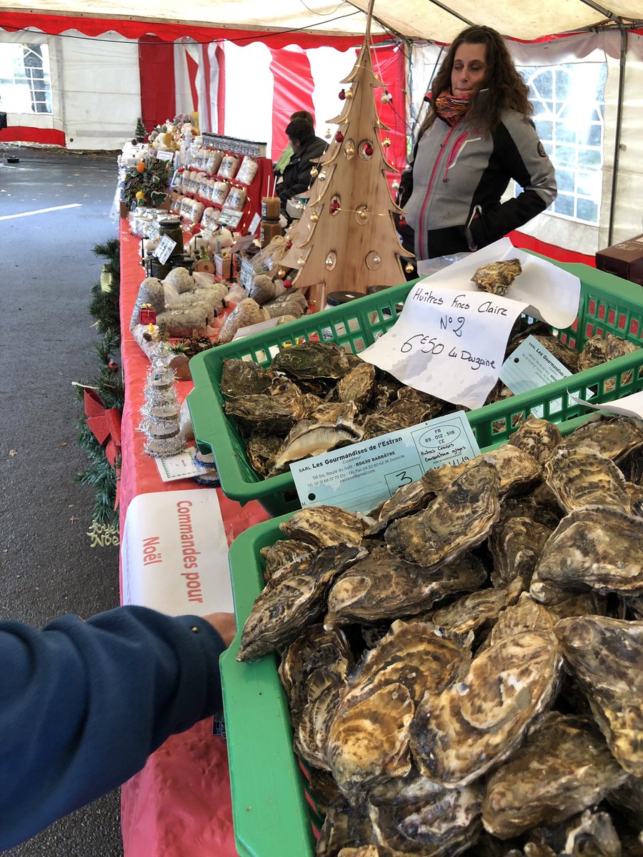 DaugeValerie's tweet photo. [#animations] Sur le #canton à Saint-Rémy-Sur-Creuse aux côtés du #maire @jpconte86 pour le marché de Noël, merci au comité des fêtes pour l’organisation de cette journée https://t.co/Wyor0p9a3K