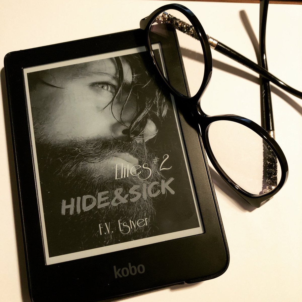 ParadisDLivres's tweet photo. Coucou les amis ! J’espère que vous allez bien ? Moi je suis super contente ! Le 2D opus de Elites de F.V. Estyer (que je remercie) est enfin la ! 😍😍😍😍😍
Bon week-end à tous 😘📚
Jessy 🌸
#happyweekend #reading #ebook #elitessaga #hideandsick #fvestyer #lgbt 🏳️‍🌈 #mmromance https://t.co/fCHVYTyLLm