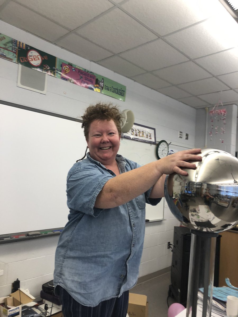 MrsBrowniscool's tweet photo. Fun with the Van de Graaf Generator! I ❤️ Science! #utsta #hsg_ut https://t.co/TaANkXVBPd