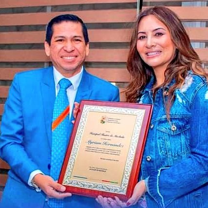 MyriamHNPer's tweet photo. HUÉSPED ILUSTRE DE MACHALA 🎖

El Alcalde @DaroMacas1, entregó ayer un reconocimiento y la declaró Huésped Ilustre de la ciudad, a nuestra artista @MyriamHN, quien brindará un concierto este sábado 16 de nov. desde  @OroVerdeMachala 👉 https://t.co/UPPqvRGA8F https://t.co/xa7QFcpNje