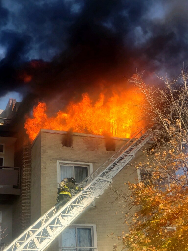 dcfireems's tweet image. Update now 2 Alarm fire 1500 block Church St NW. Fire top floor and roof 3 story occupied apartment building. Bulk of fire knocked down. Hitting hotspots &amp;amp; checking for extension. No injurIes. Aprox 20 units &amp;amp; 75 firefighters operating.