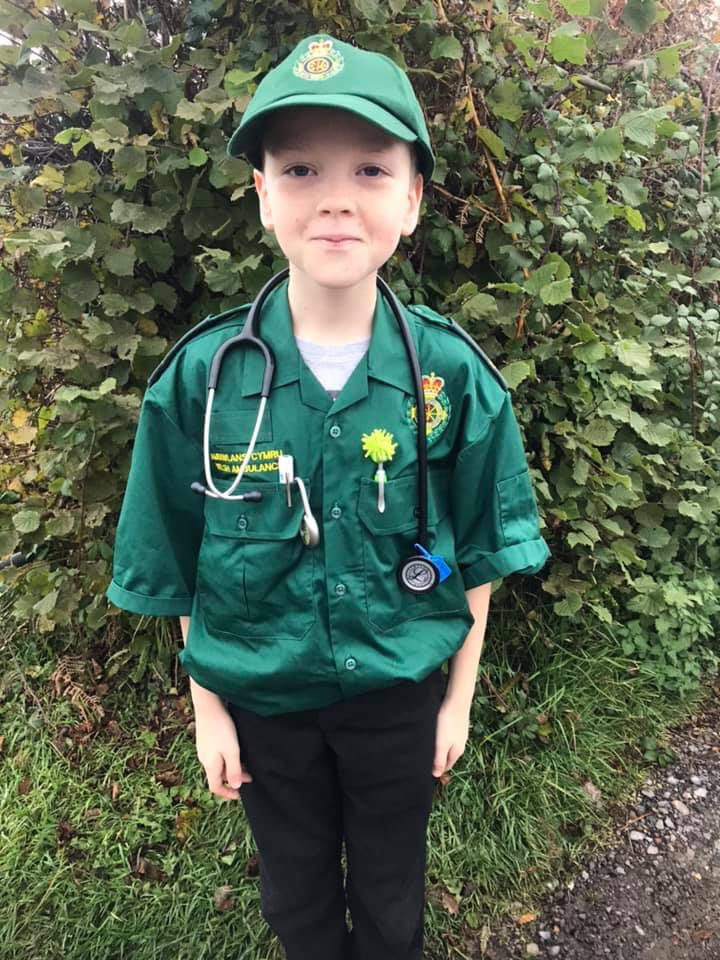 Meanwhile in Wales this week a school had a hero’s day where the kids went to class dressed up as their hero for #ChildrenInNeed2019. This lad dressed up as his hero, his mum, who’s a #TeamWAST paramedic. How cool is that! 👍