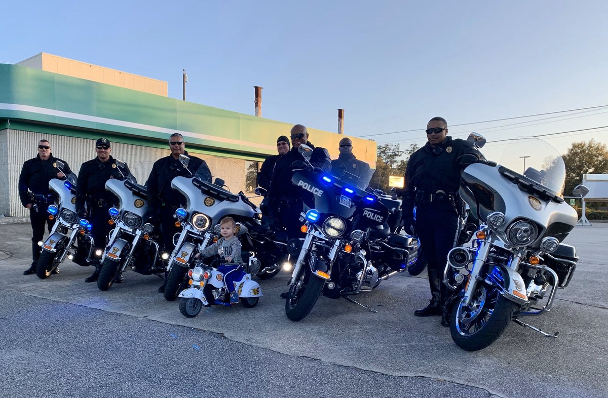 horrycountypd's tweet photo. JUNIOR OFFICER BRADY, READY TO RIDE! ๐ฎโโ๏ธ๐๐จ
The #HCPD #CommunityOutreachTeam recently had the opportunity to lead a benefit ride for Brady, a local 4-year-old with a heart condition.
It was a beautiful morning, and a truly special experience! Thank you to everyone involved. https://t.co/uPWvnGf3VC
