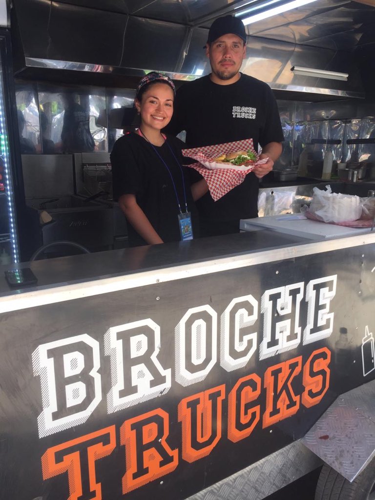 Muni_Maipu's tweet photo. Camila y Carlos de @BrocheTrucks ofrecen hamburgues@s, mechad@s, lomit@s, churrasc@s, pap@s frit@s y complet@s en #CerroPrimoDeRivera donde se realiza nuestra #FeriaDeEmprendedores Aquí los esperamos! #MaipuUnido https://t.co/AhTa0eTrHA