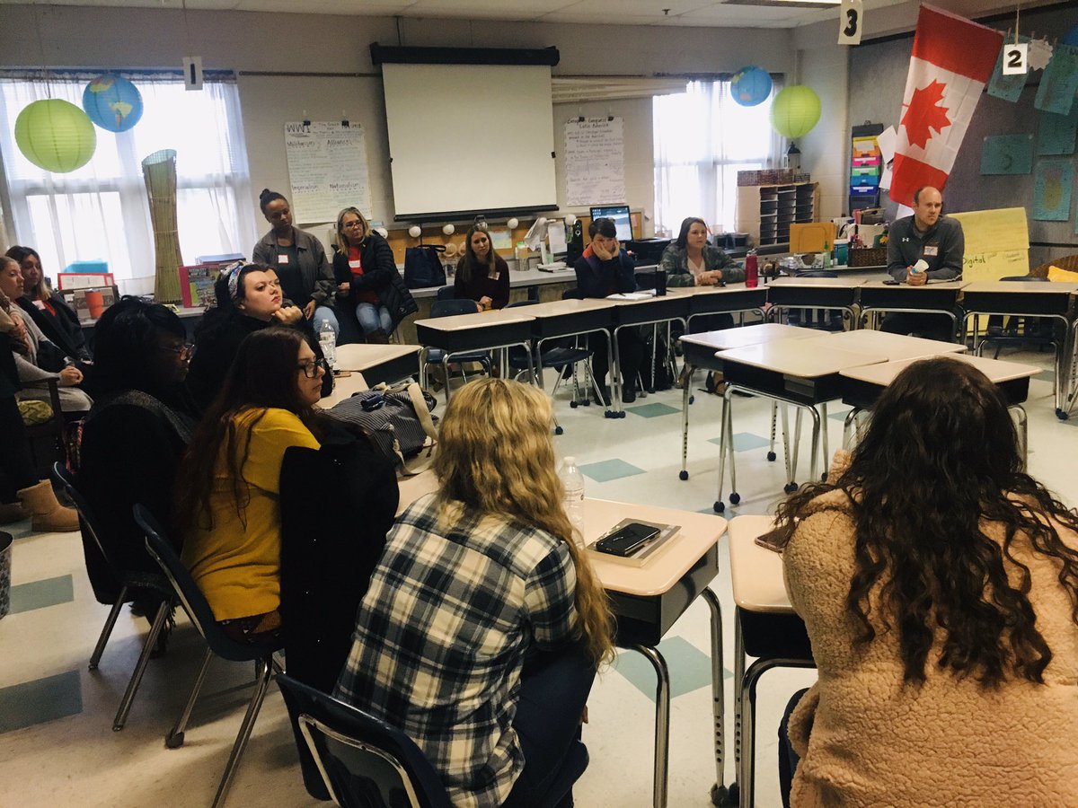 MrRecord21's tweet photo. @TheEdCampDLMVA standing room only here #WeAreWorcester #beautifulClassroom @MissHandSDMS https://t.co/2vKdtkRHAw