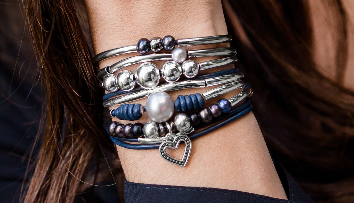 LizzyJamesInc's tweet photo. FLASH SALE!⁠
25% OFF The Pearl Collection⁠
Use Code PEARL at Checkout!⁠
48 Hours Only⁠
⁠
Click the Link to Shop the Sale! https://t.co/shC3RvOVc3

#lizzyjames #handmadejewelry #stackedbracelets #flashsale #pearls https://t.co/3Bn7jMfXIw