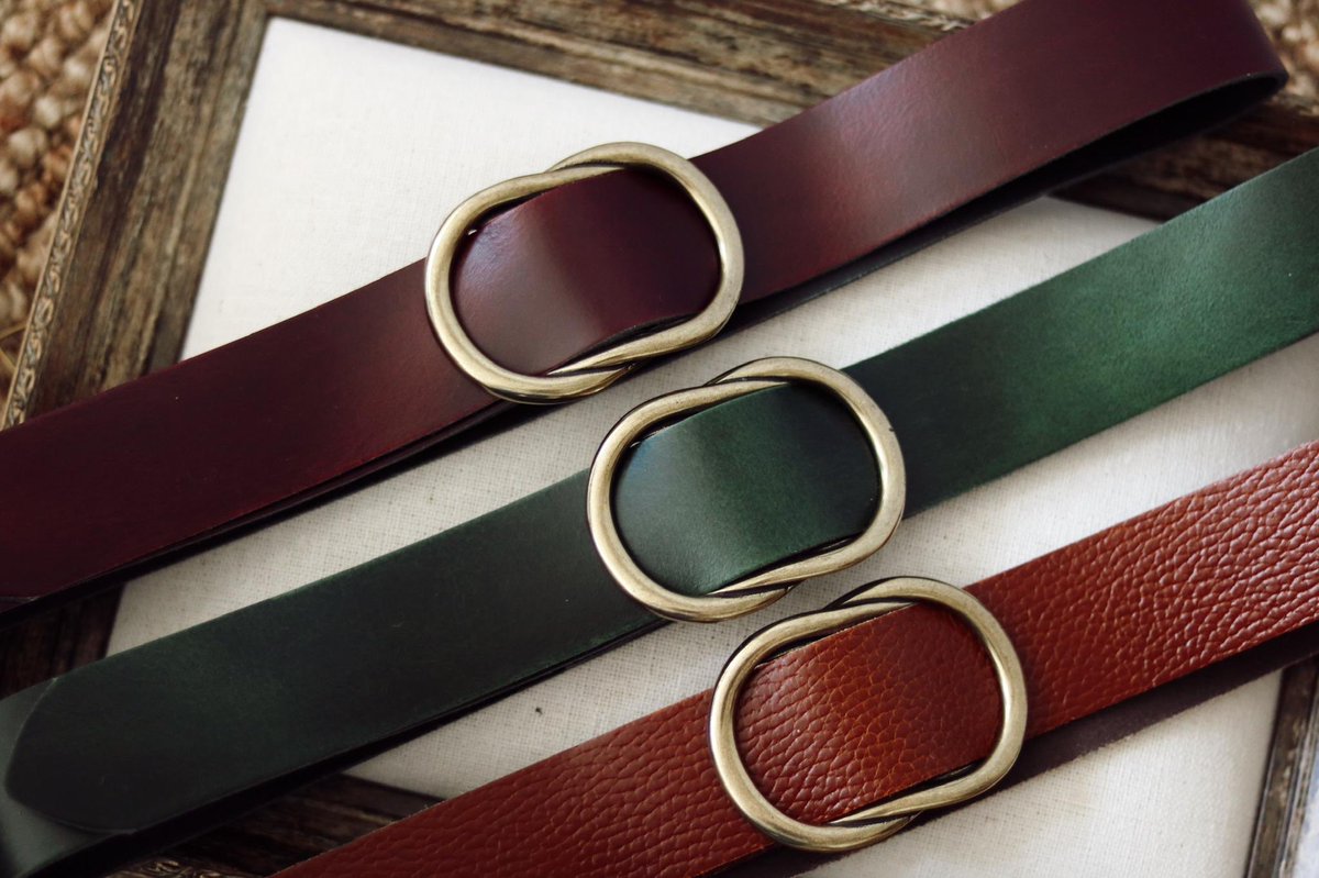 nefelibataspain's tweet image. #preguntamolona ¿Por qué se dice que de noche todos los gatos son pardos? 😽 
1. Los gatos pardos salen más de noche
2. Todos parecen pardos por el efecto de la Luna
3. De noche todos parecen grises o negros
🎁 Podéis ganar un cinturón como el de la foto 😍 NO OLVIDÉIS dar RT❗️