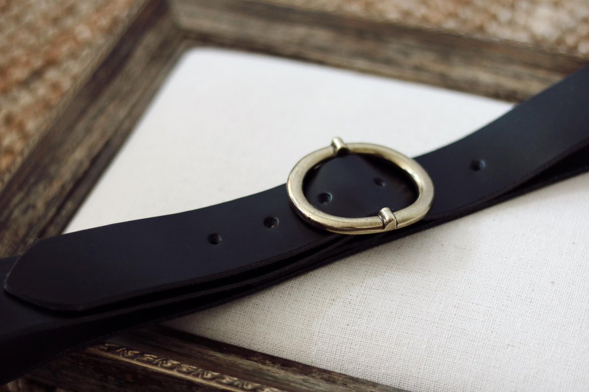 nefelibataspain's tweet image. #preguntamolona ¿Por qué se dice que de noche todos los gatos son pardos? 😽 
1. Los gatos pardos salen más de noche
2. Todos parecen pardos por el efecto de la Luna
3. De noche todos parecen grises o negros
🎁 Podéis ganar un cinturón como el de la foto 😍 NO OLVIDÉIS dar RT❗️