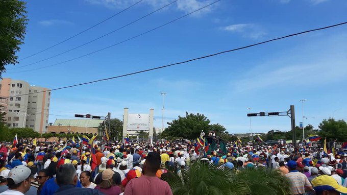 elestimulo's tweet photo. 12:15 | Así se ven las distintas manifestaciones en el interior del país. Estas imágenes corresponden a Sucre, Apure, Aragua y Anzoátegui.
Fotografías: @VoluntariosxVe
#Reporte16Nov #ReporteEE #16Nov #Caracas https://t.co/nHicDGokAs