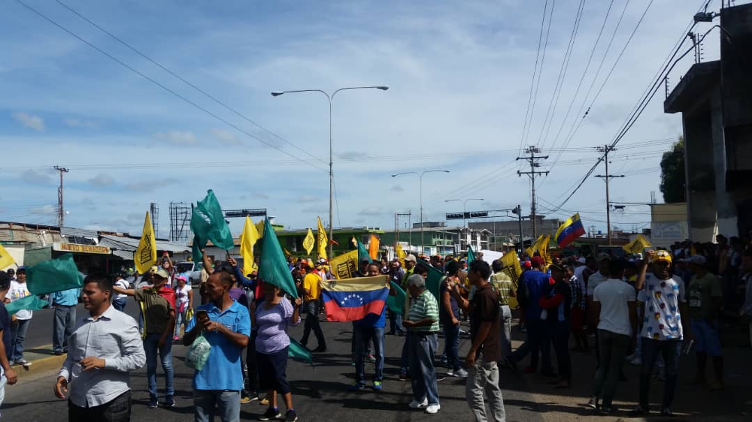 FundaREDES_'s tweet photo. #16Nov la marcha se desarrolló normalmente a pesar de que en cada esquina estuvo resguardada por equipos antimotines de la GN y PN https://t.co/U8vot8eXVe - @brachem
#DDHH16Nov