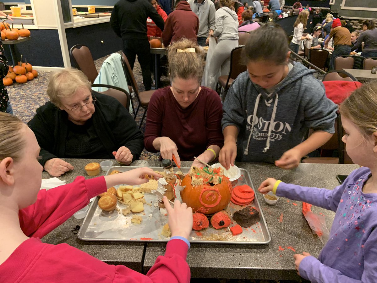 Shabanu2's tweet photo. Boys v Girls Cupcake wars! #woodloch #cupcakewars https://t.co/nrIXMNjEfK