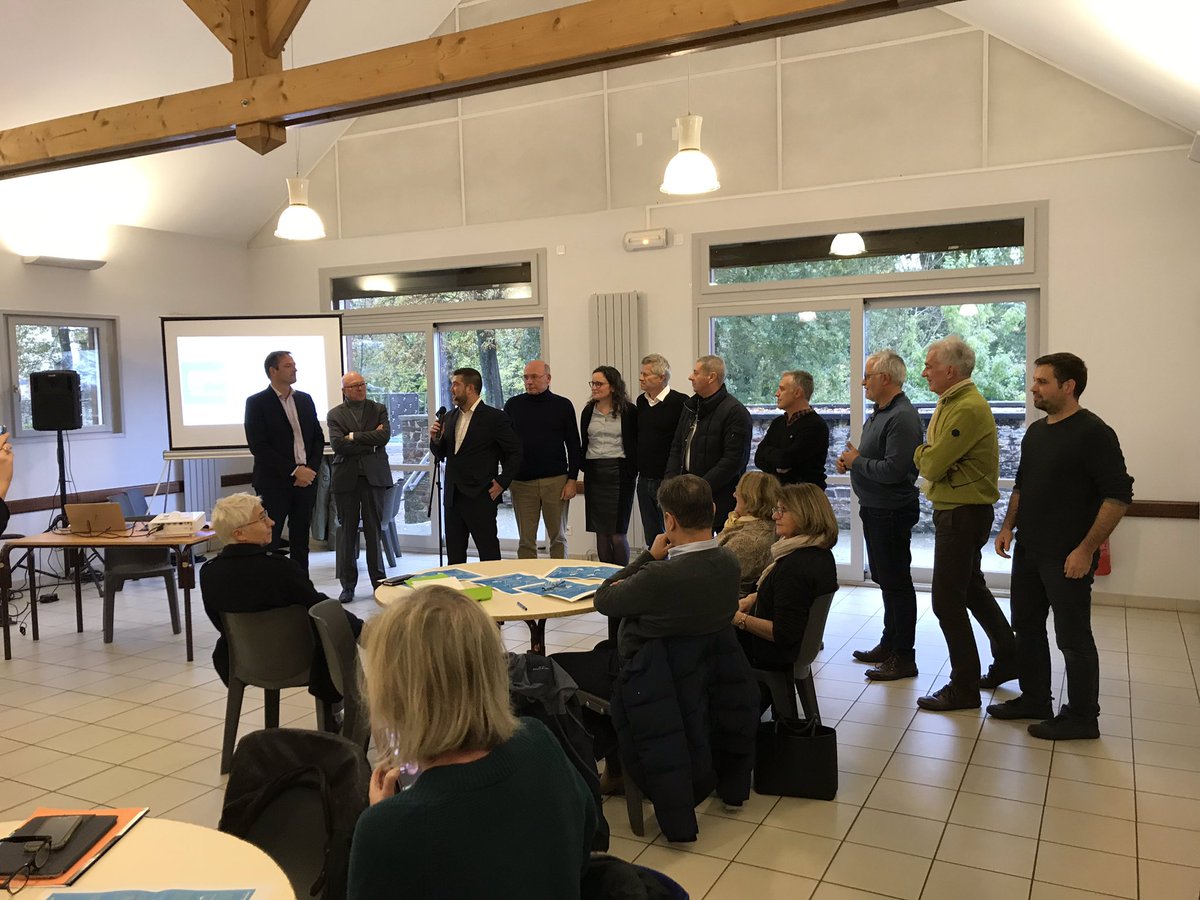 clethielleux's tweet photo. Réunion départementale @RepubliqueEM44 à #Chateaubriant pour échanger sur les nouveaux statuts &amp; les projets que nous allons porter et défendre lors des prochaines élections municipales ! 

De nombreux candidats et adhérents présents pour débattre et construire demain https://t.co/ASaBA47WnF