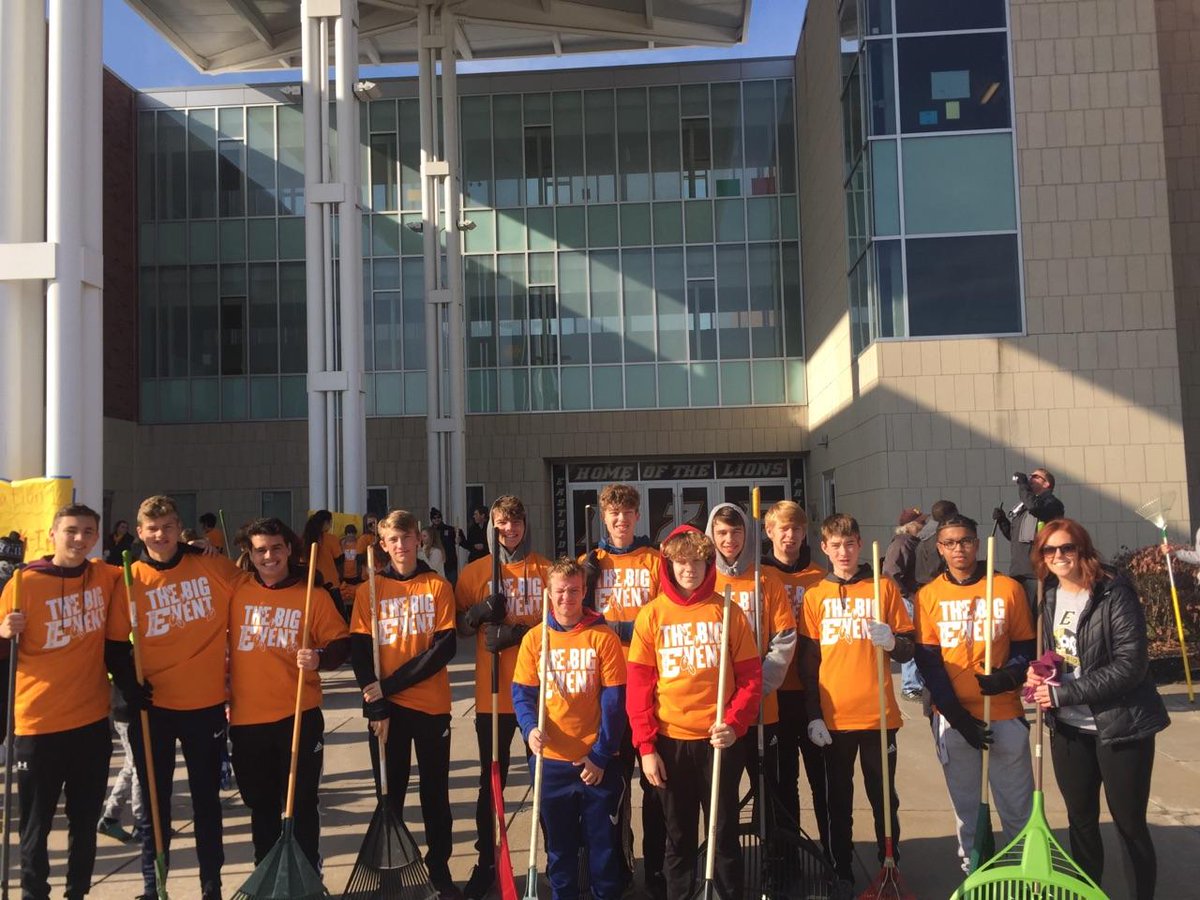 Coach Cork and the boys helping rake leaves in the community today. Well done! pic.x.com/MHzUrP7noO