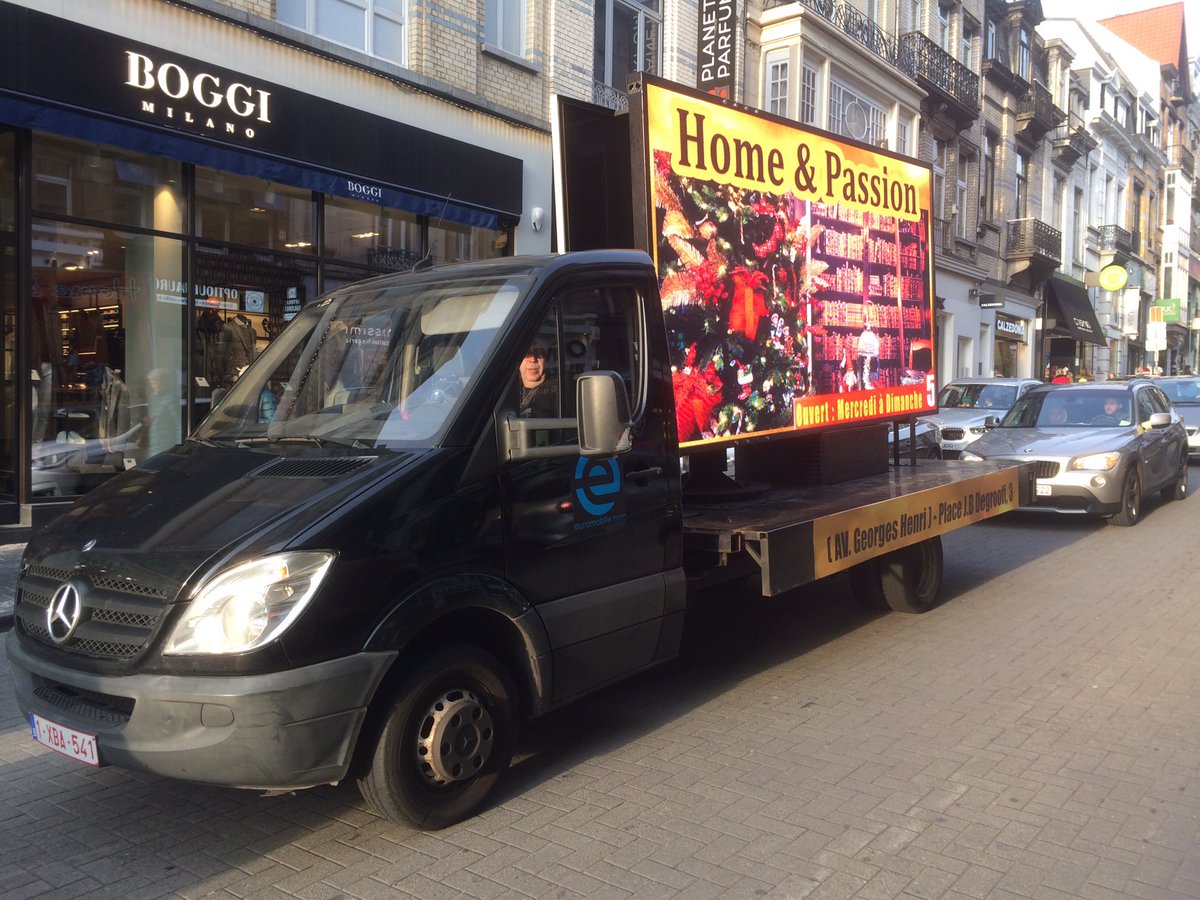 divinquotidien's tweet photo. Je pollue l’air ✅ je contribue à densifier le trafic urbain ✅ je pollue visuellement ✅ c’est légal à Bruxelles ! @elkevdbrandt @alainmaron https://t.co/uPUsB2ZHwJ