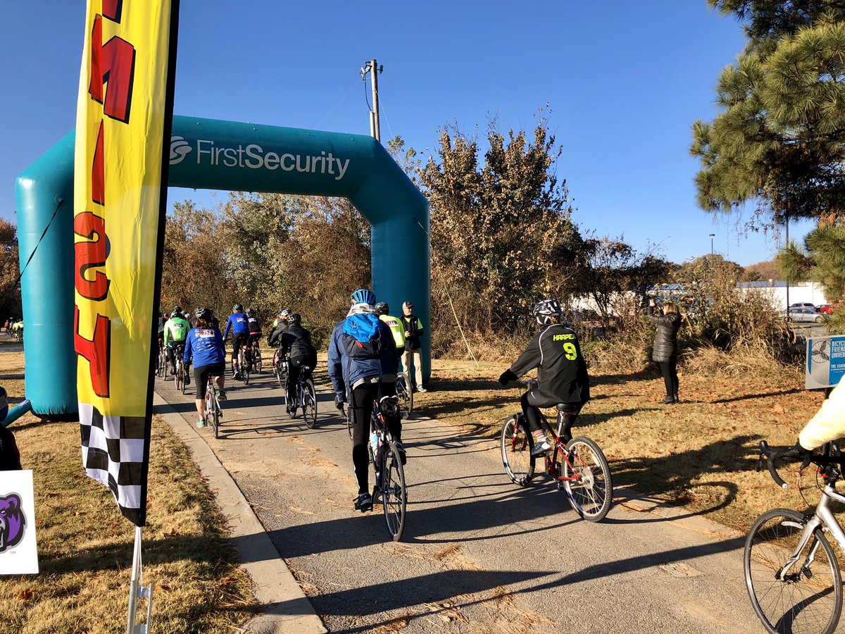 teamDogsHouse's tweet image. The rescheduled Big Bear Classic found a sunny Saturday. Thx to the volunteers &amp;amp; sponsors that have made this inaugural scholarship event a huge success! Special thx to @ConwayRegional &amp;amp; @FSBank for their title sponsorships! @ucabears @ucaalumni