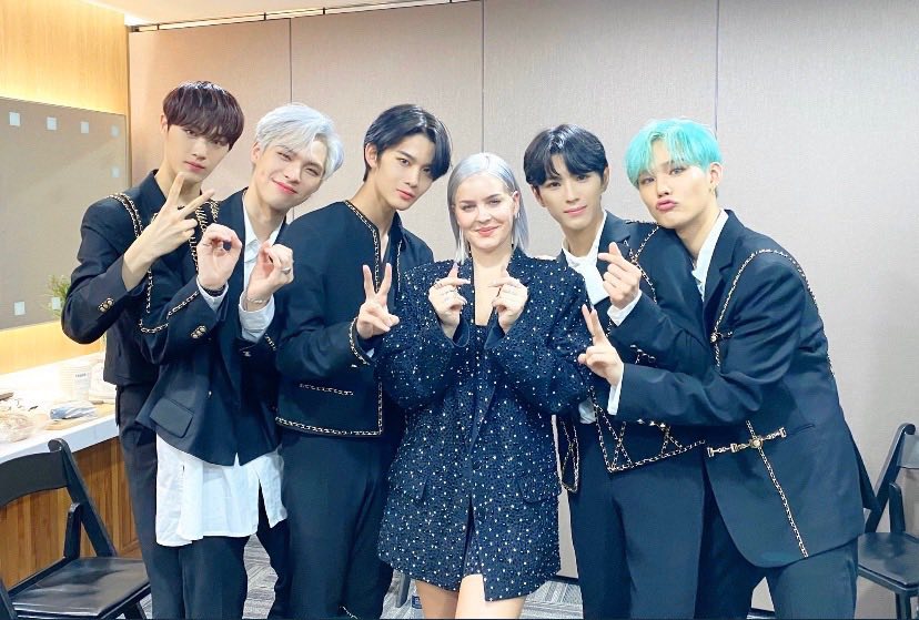 Kyaaa Anne Marie ve Cix etkileşimi gördüm 💙 Karım ve çocuklarım bir arada 🖤 Bir de Anne Marie'nin performansı bitince ayakta alkışlamışlar ya yiycem sizi cidden ❤ Düşünsenize Anne Marie×Cix collab geliyor yemin ederim sektörün anasını bellerler:D
PLS COLLAB <a href="/AnneMarie/">ANNE-MARIE</a> <a href="/CIX_twt/">CIX</a>