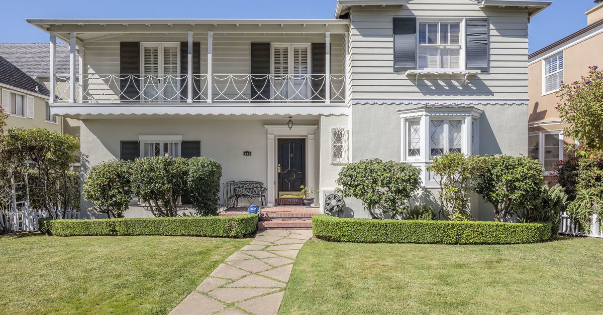 MontgomeryLeeSF's tweet photo. 🍾 SOLD! Congrats to our clients on Junipero Serra Boulevard for selling their home to a great buyer! 🥂 https://t.co/jWjvGejSJu